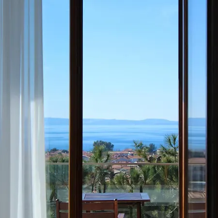 アパート Pinehouse King